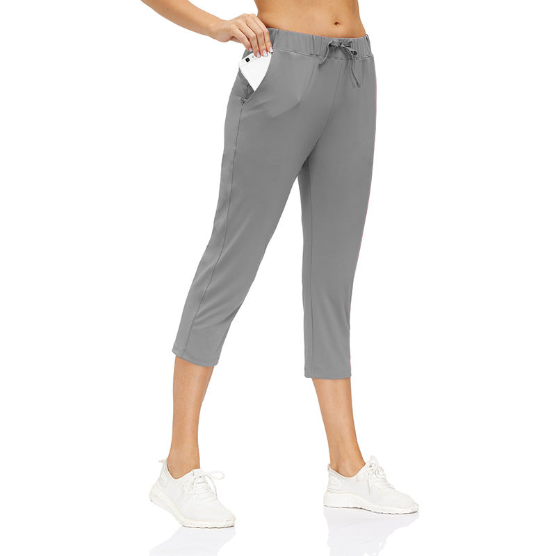 Women's sporty 3/4 pants with elastic waistband and practical side pockets