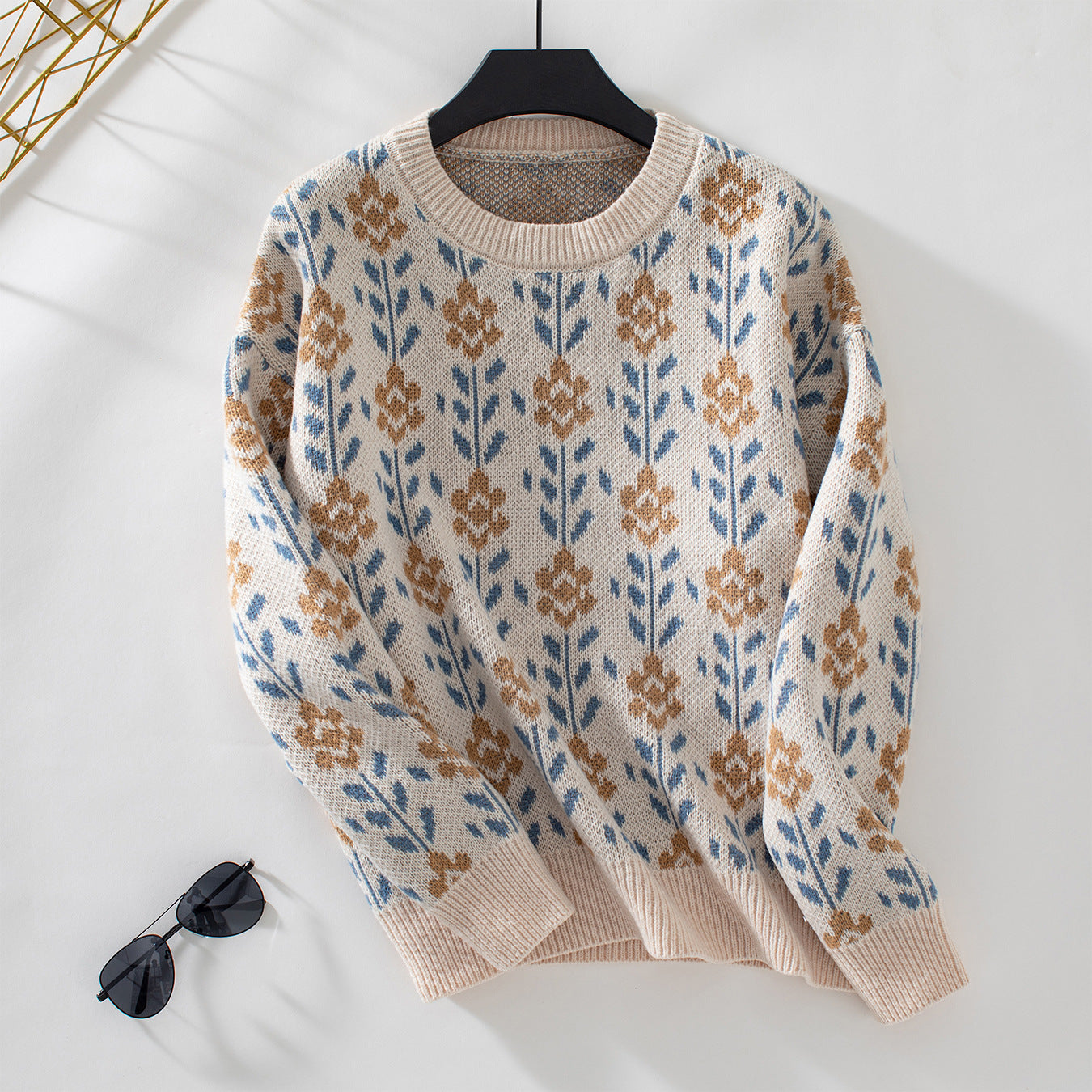 Women's casual pullover with floral pattern and round neck