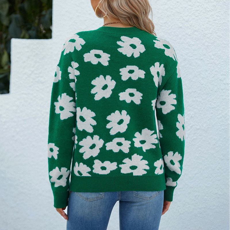 Women's knitted pullover with floral pattern and loose fit