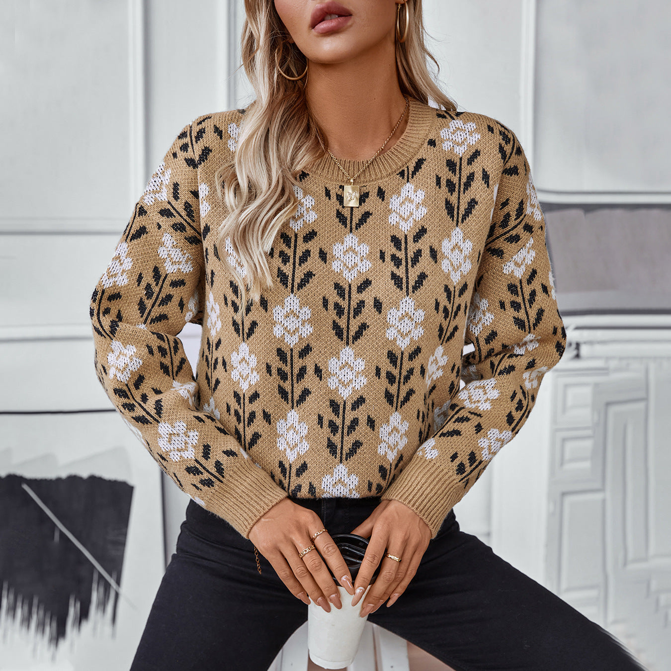 Women's casual pullover with floral pattern and round neck