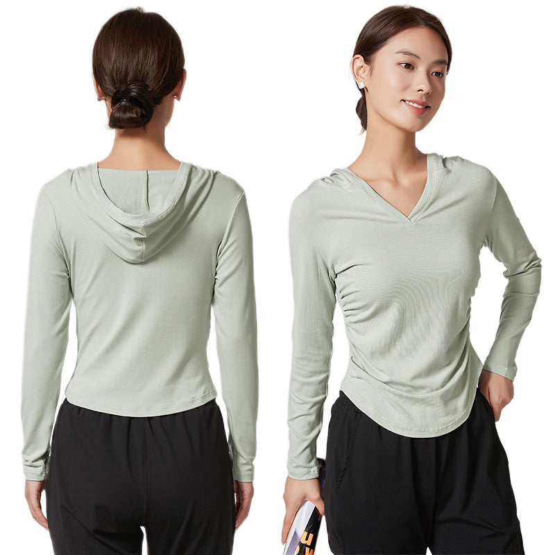Women's athletic top with hood and breathable technology