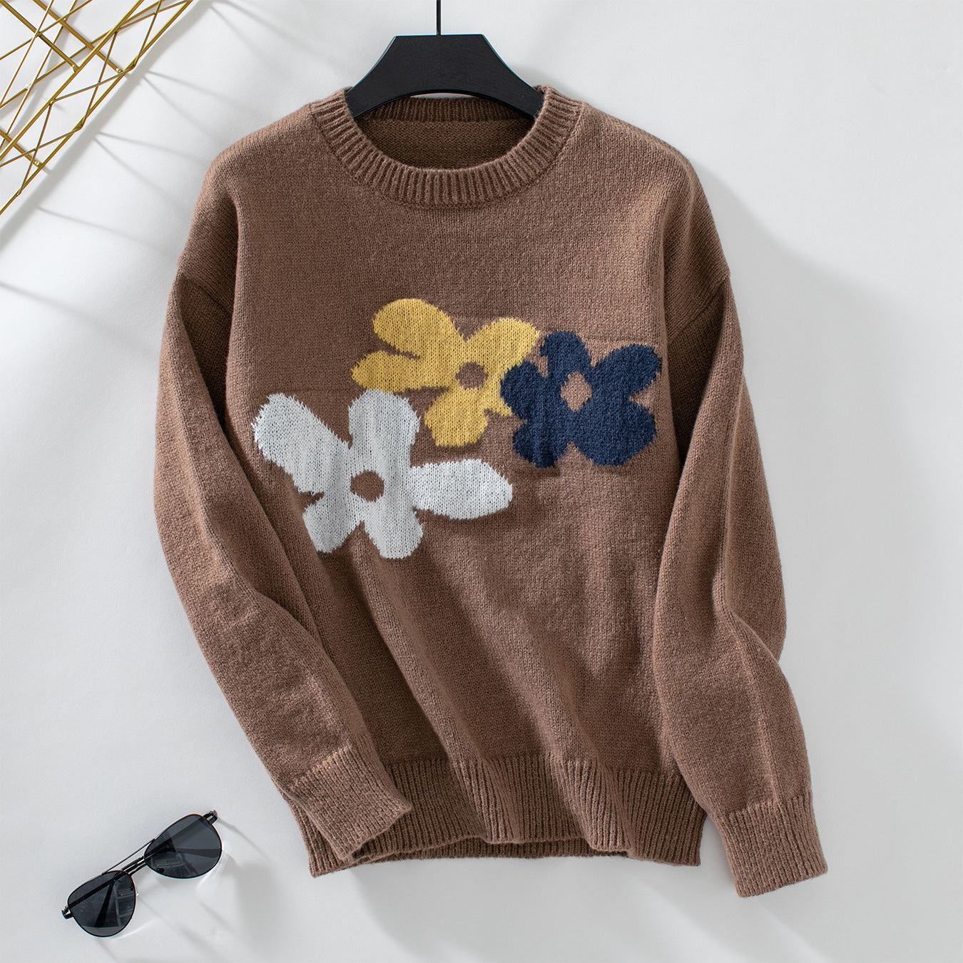 Ladies casual pullover with floral patterns and round neck