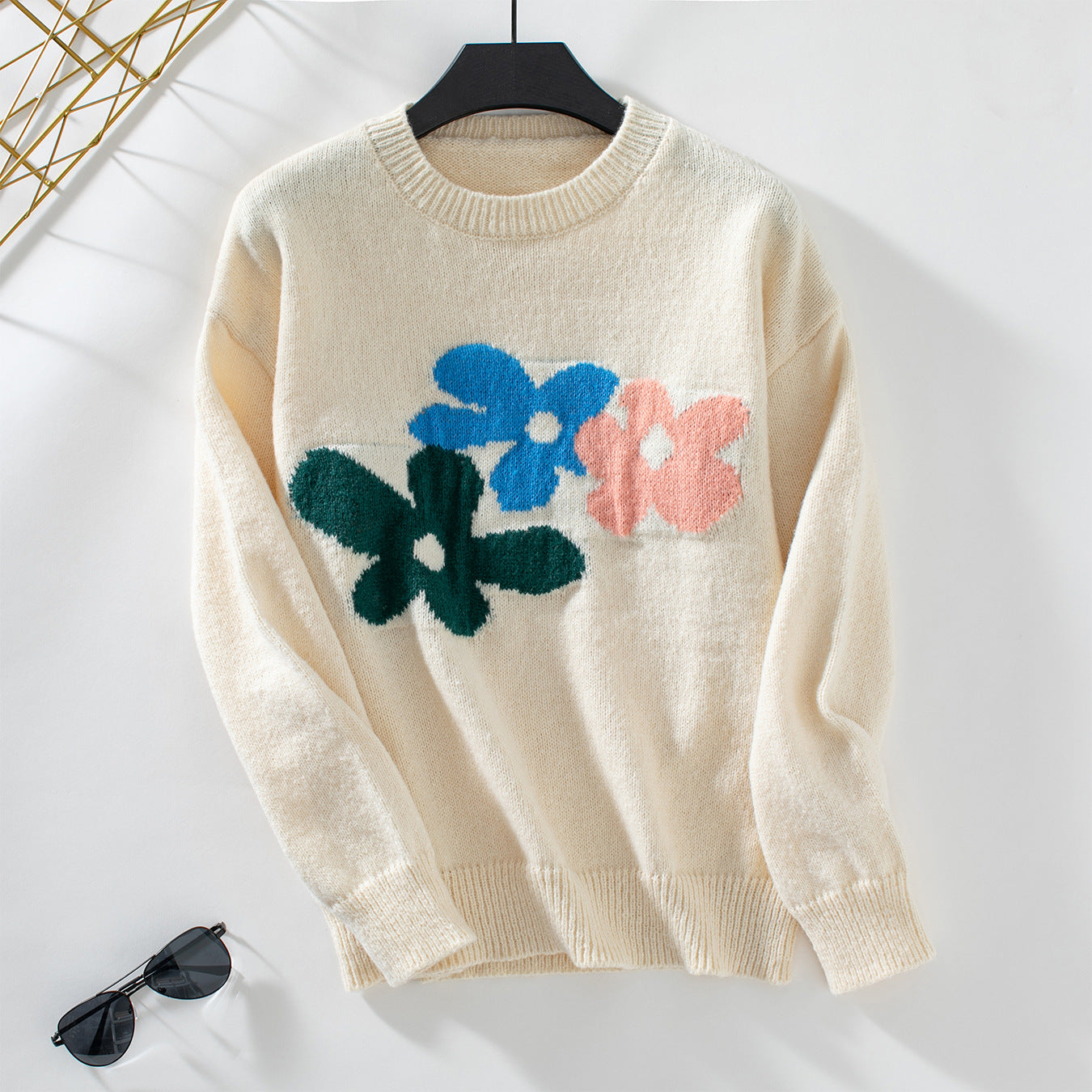Ladies casual pullover with floral patterns and round neck