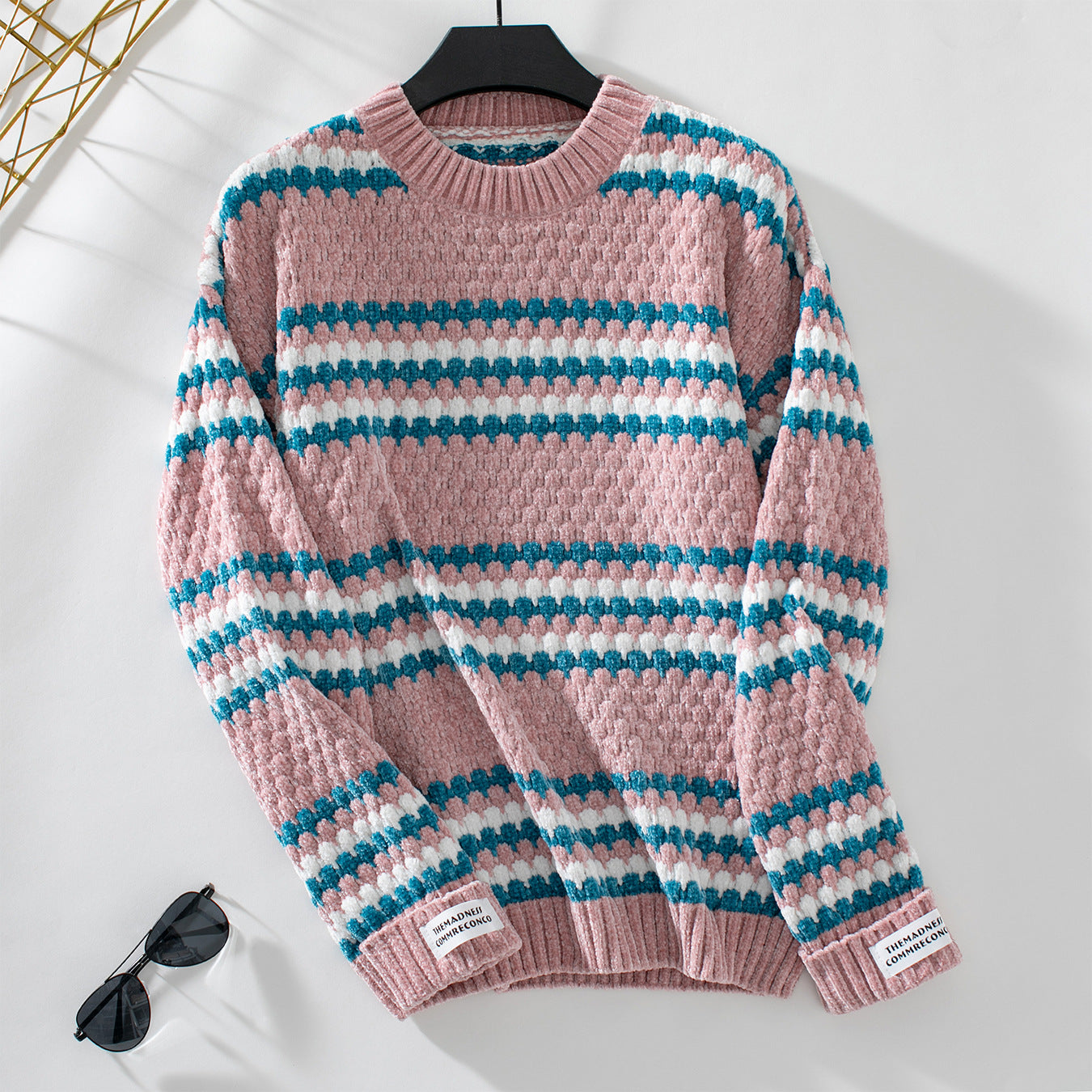 Women's knitted pullover with textured pattern mix and comfortable round neckline