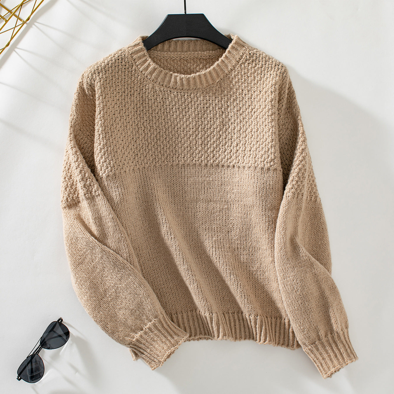 Ladies fashionable knitted pullover with textured design and casual fit