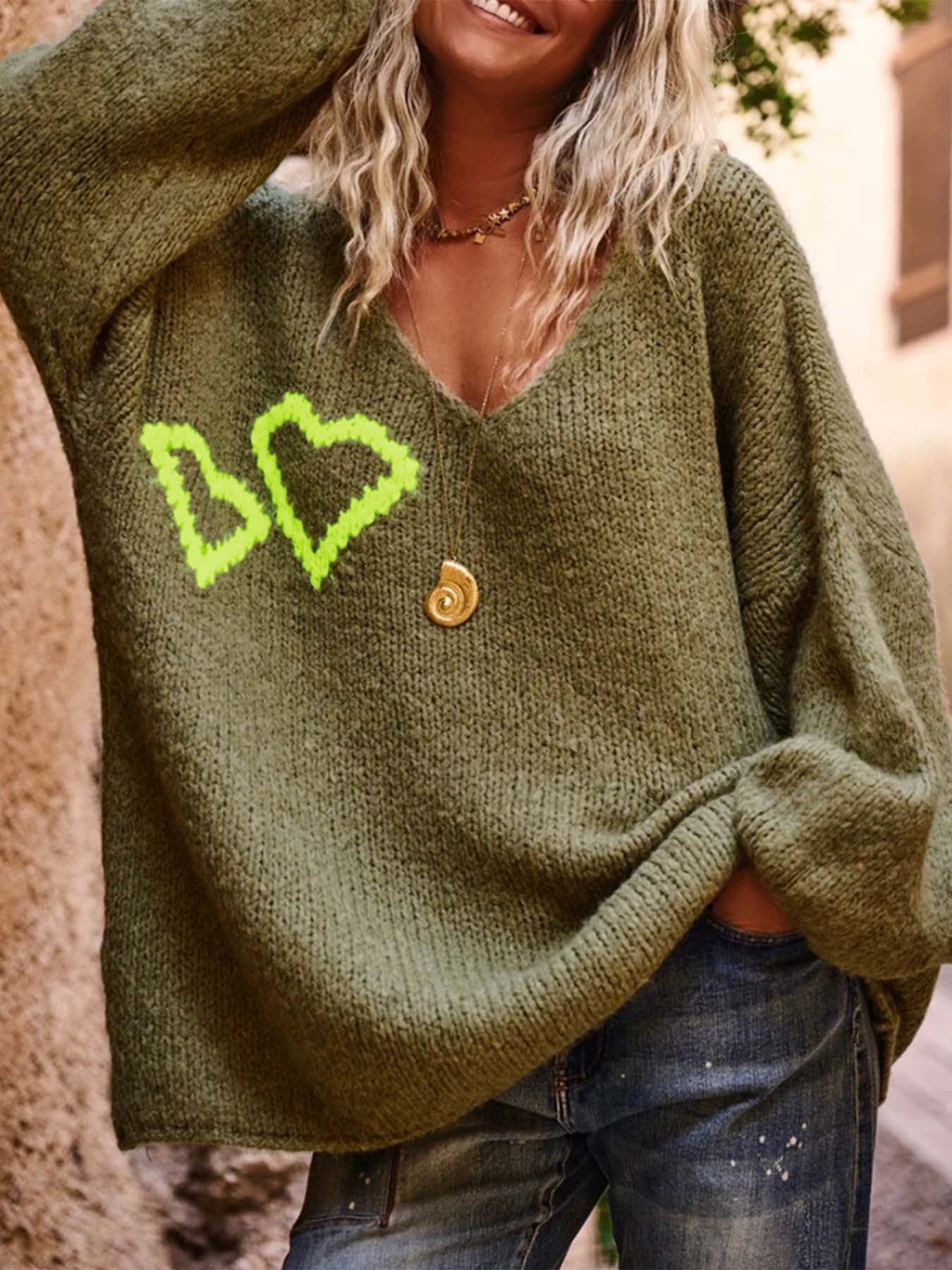 Women's casual oversized pullover with heart appliqués