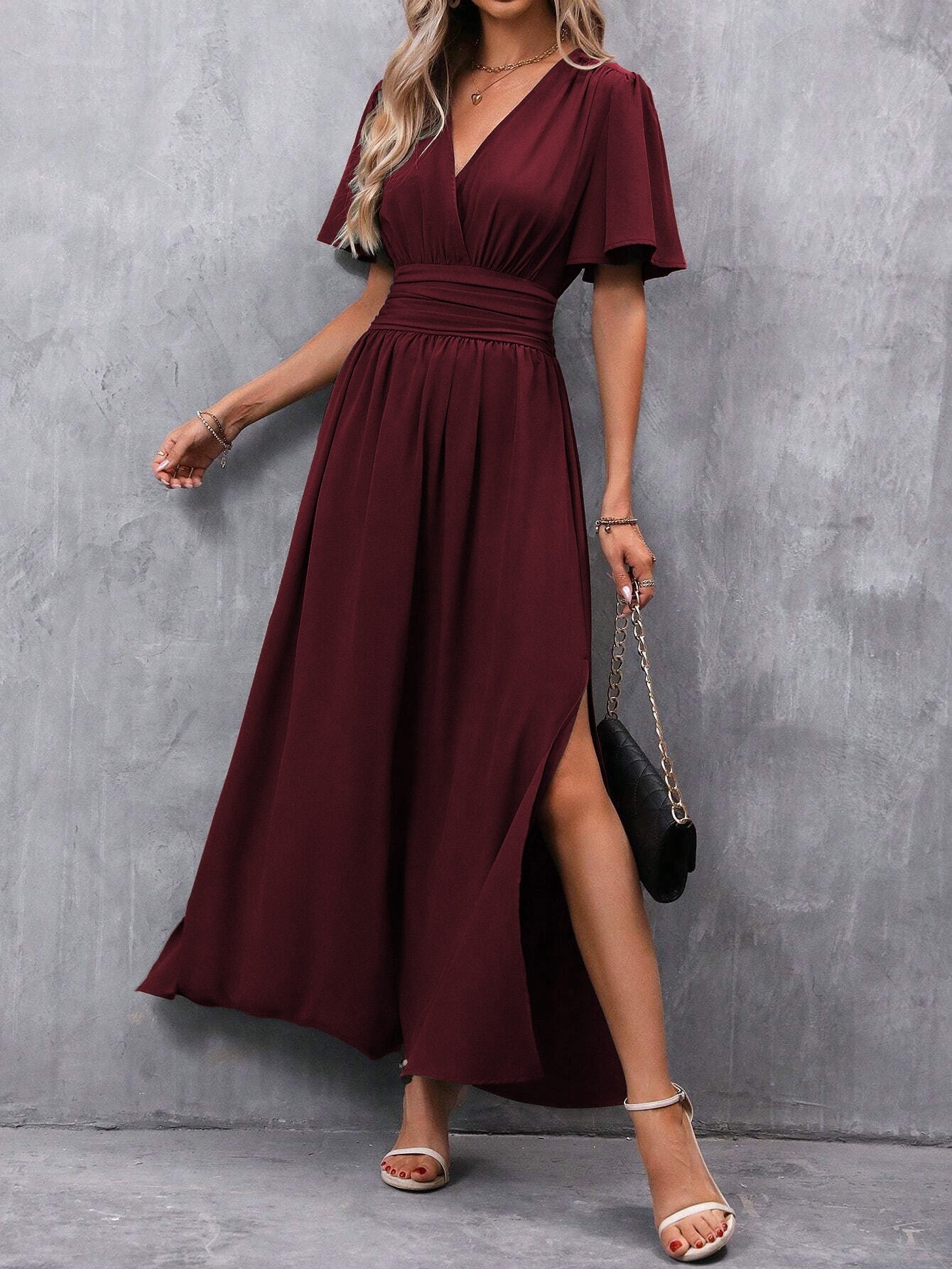 Women's maxi dress with flowing cut and elegant sleeves