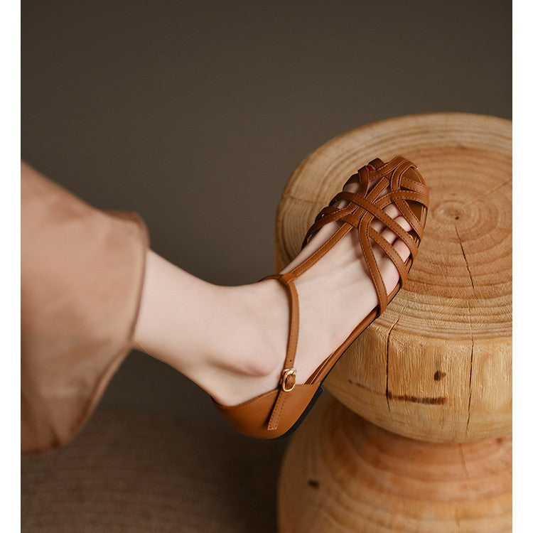 Women's elegant flat sandals with adjustable strap and fashionable cut