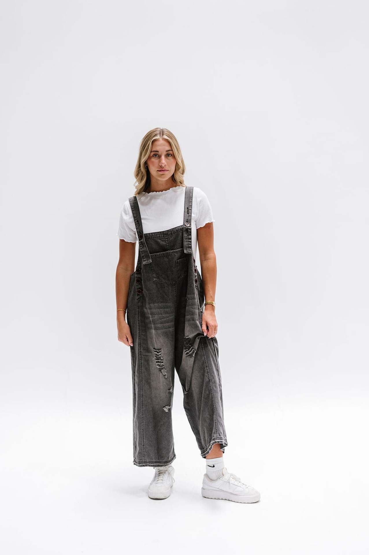 Women's dungarees with fashionable destroyed details and wide cut