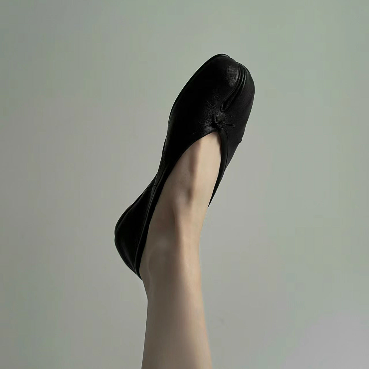 Women's contemporary split-toe ballerinas