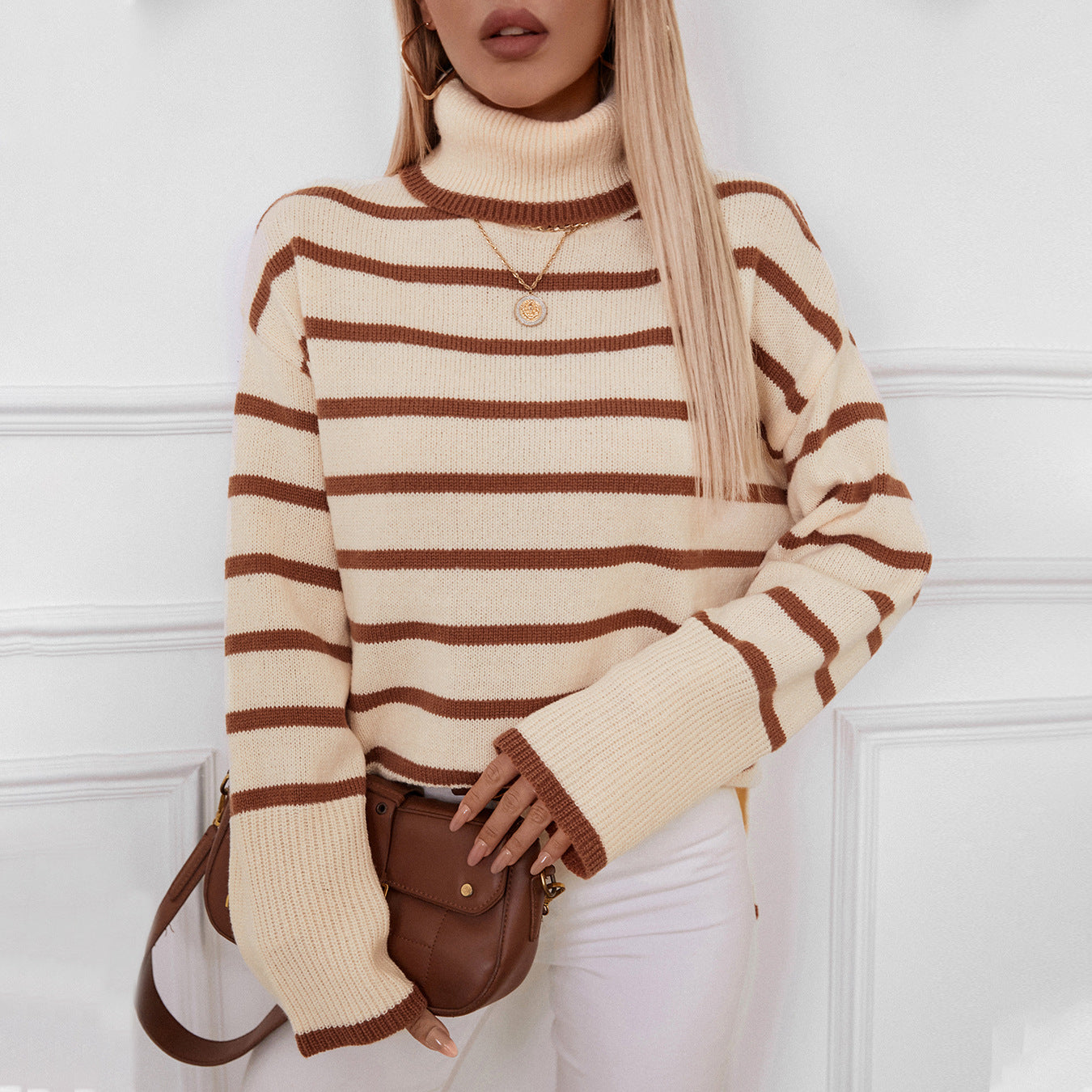 Women's fashionable turtleneck pullover with wide stripes and casual fit
