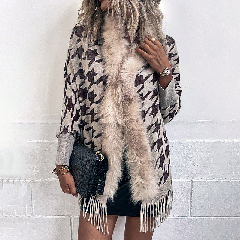 Ladies stylish poncho with exclusive fur trim and modern star pattern