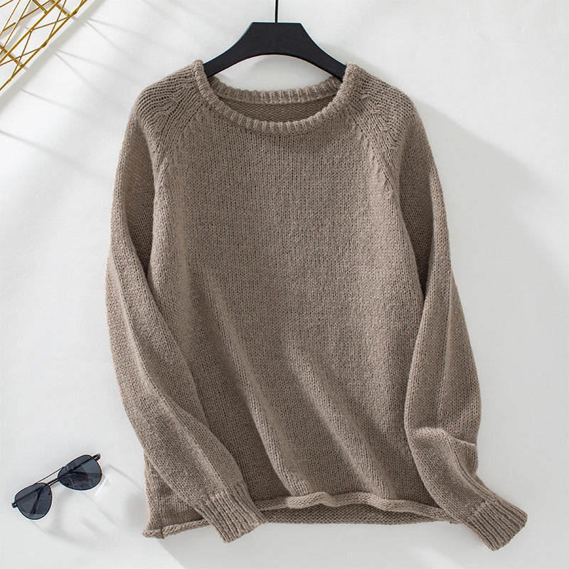 Women's cozy knitted pullover with a loose fit and round neck