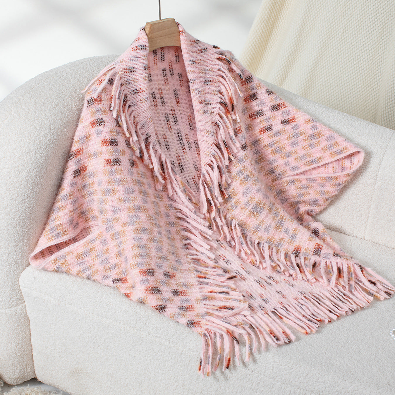 Women's elegant poncho with fringed details and modern check pattern