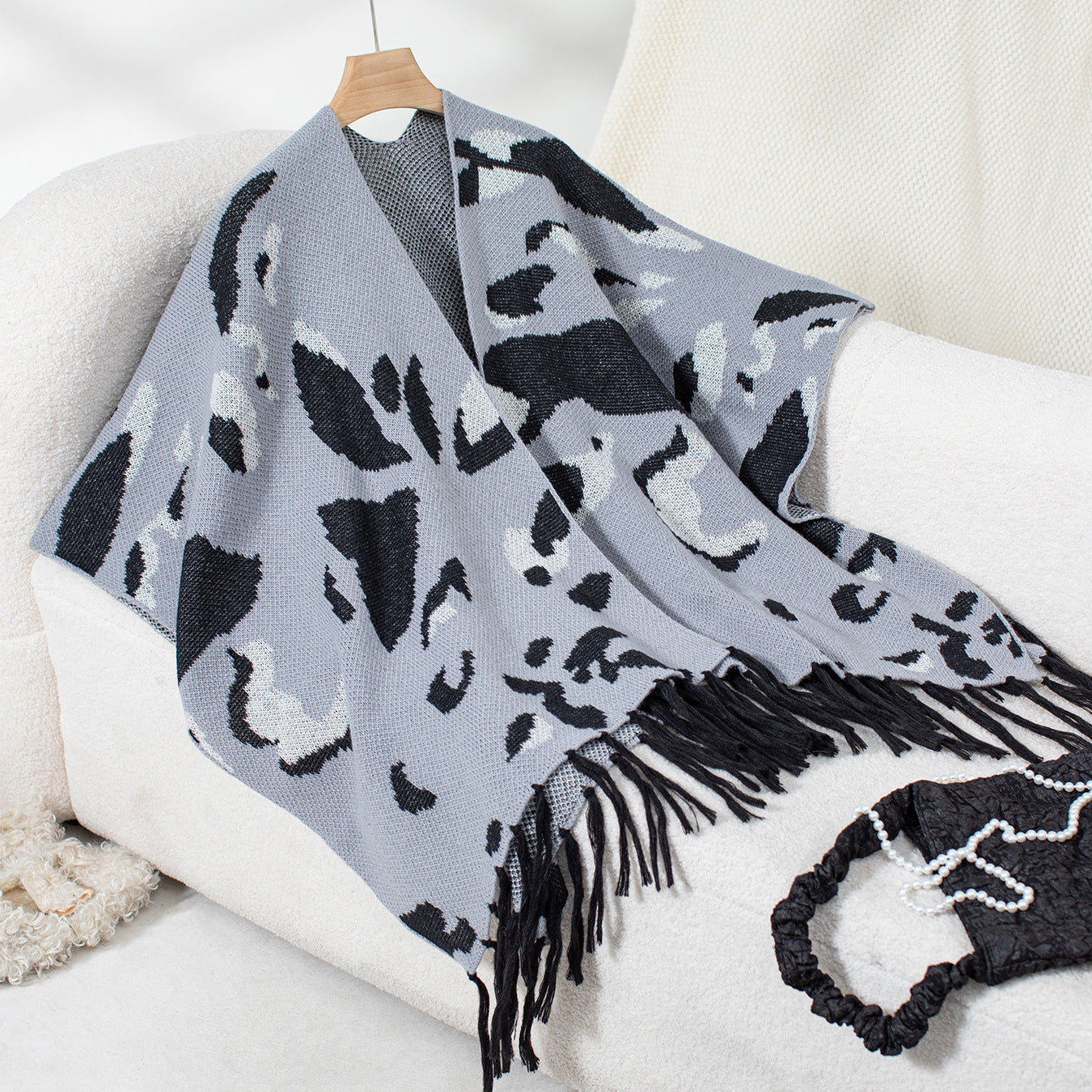 Women's soft scarf with fringed design