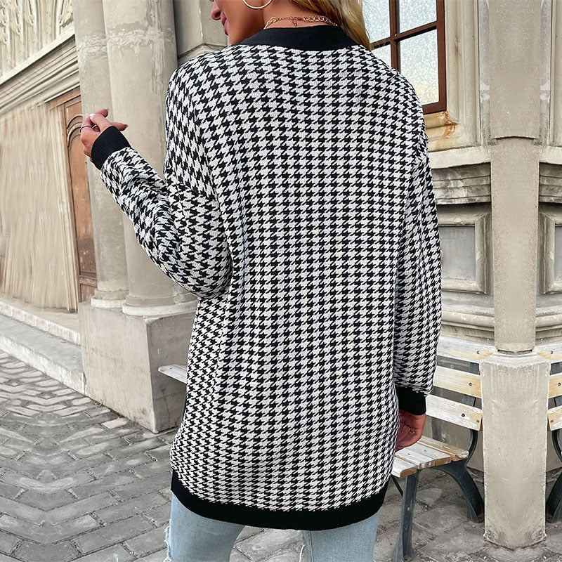 Ladies cardigan in fashionable houndstooth pattern with elegant button details