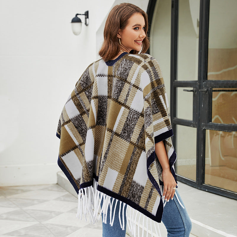 Women's elegant poncho with modern check pattern and fringes