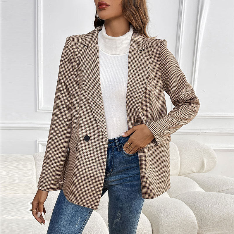 Ladies blazer in classic check pattern with subtle cut