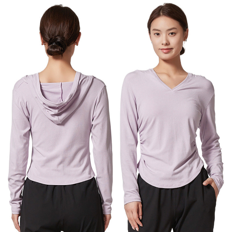 Women's athletic top with hood and breathable technology