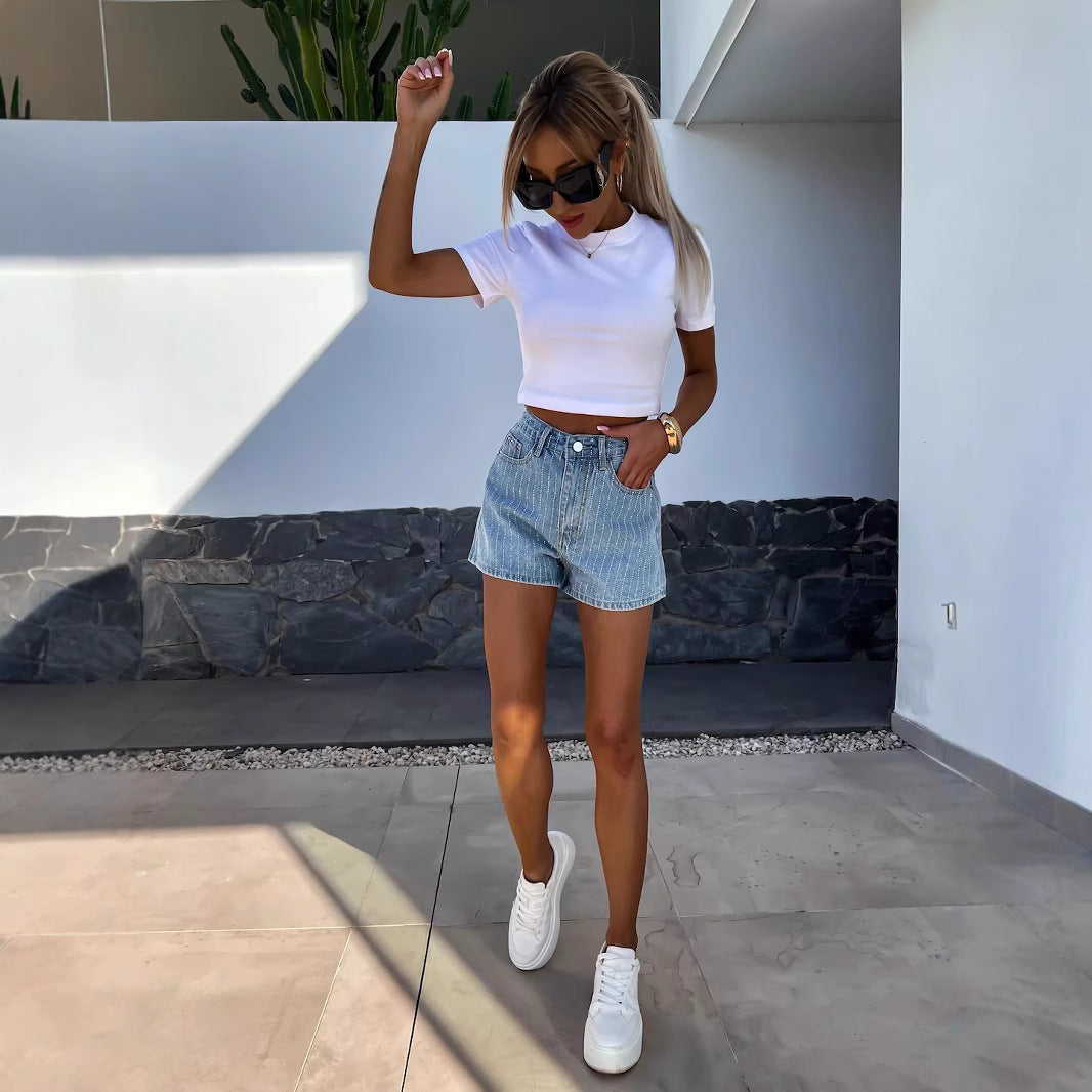 Ladies denim shorts with classic cut and fine pinstripes