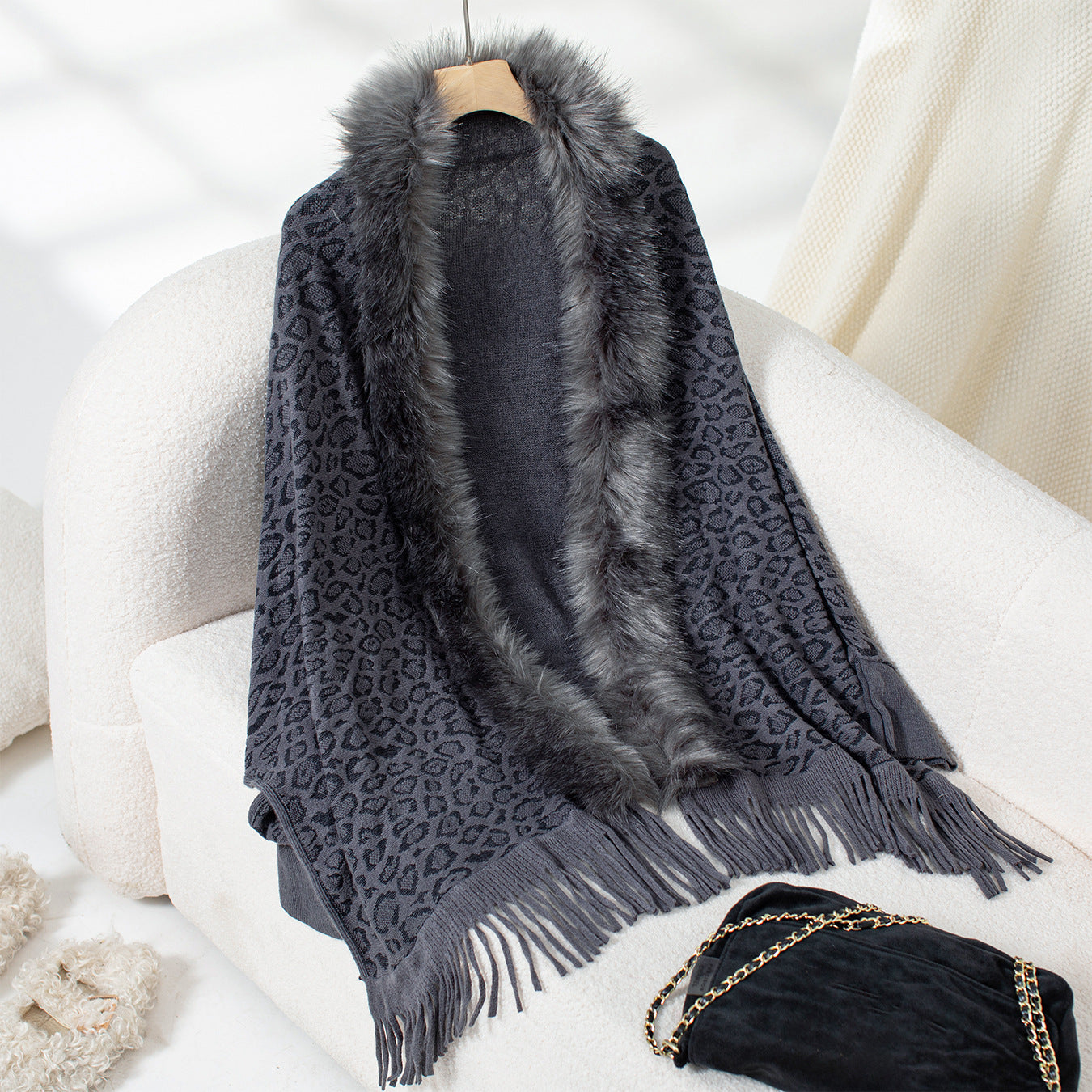 Ladies elegant knitted poncho with luxurious faux fur collar and fringed hem