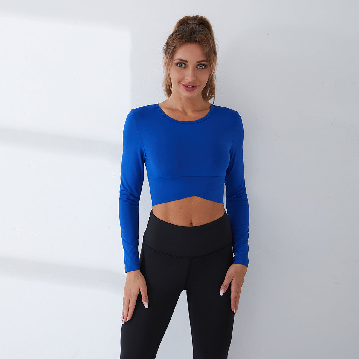 Women’s sporty crop top made of breathable material
