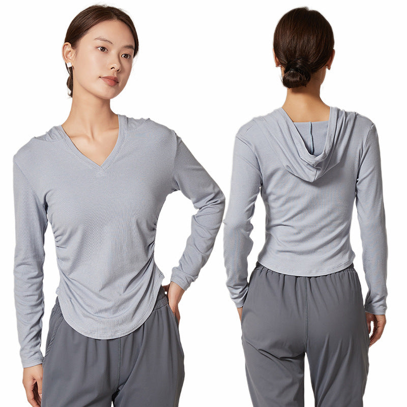Women's athletic top with hood and breathable technology