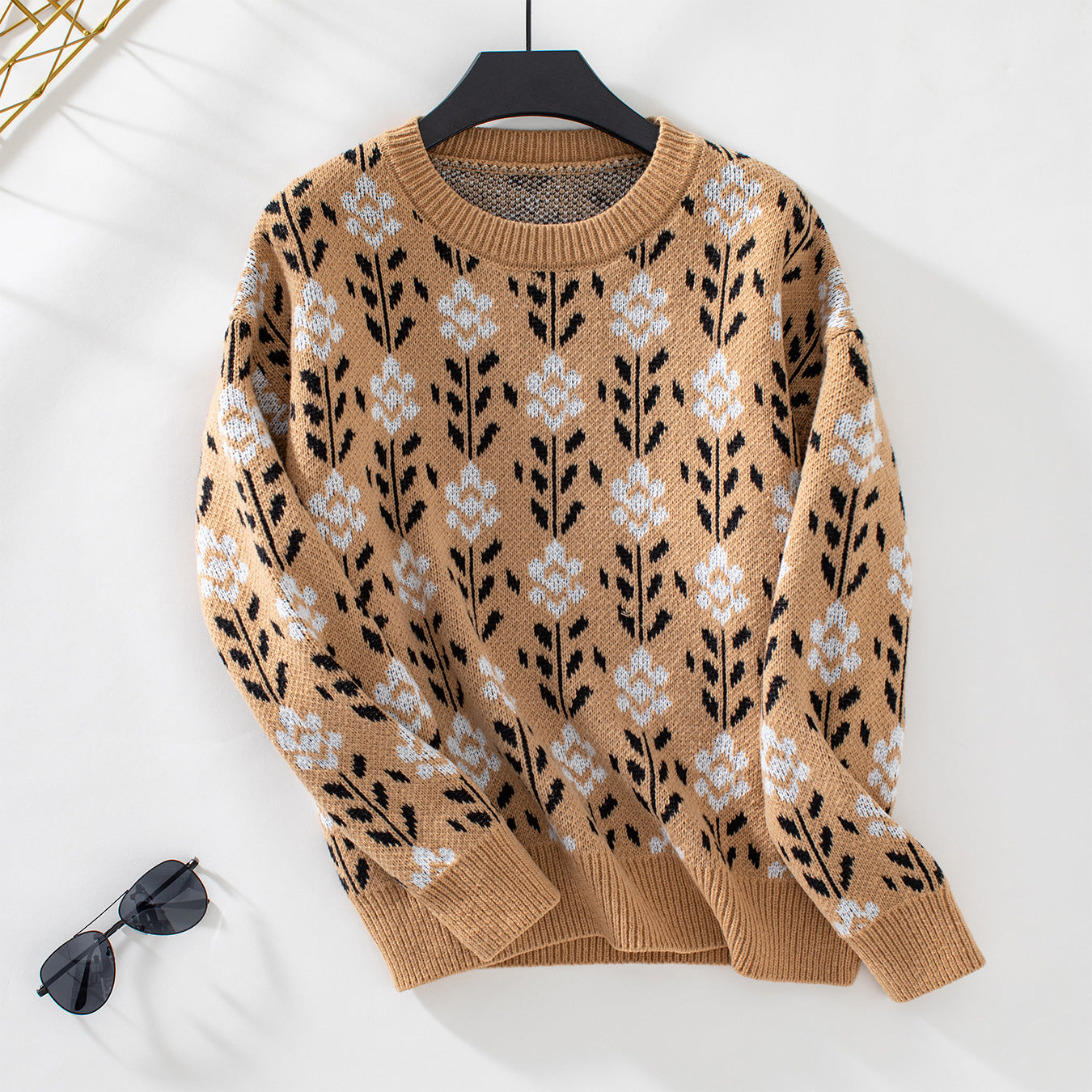 Women's casual pullover with floral pattern and round neck