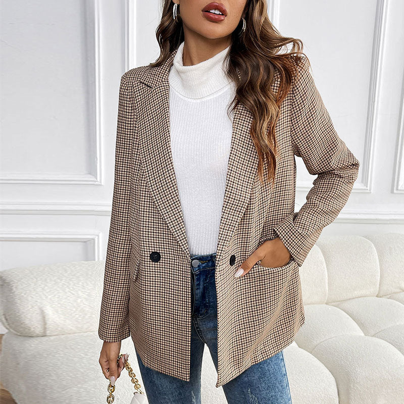 Ladies blazer in classic check pattern with subtle cut