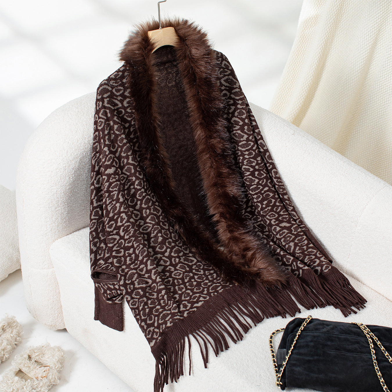 Ladies elegant knitted poncho with luxurious faux fur collar and fringed hem