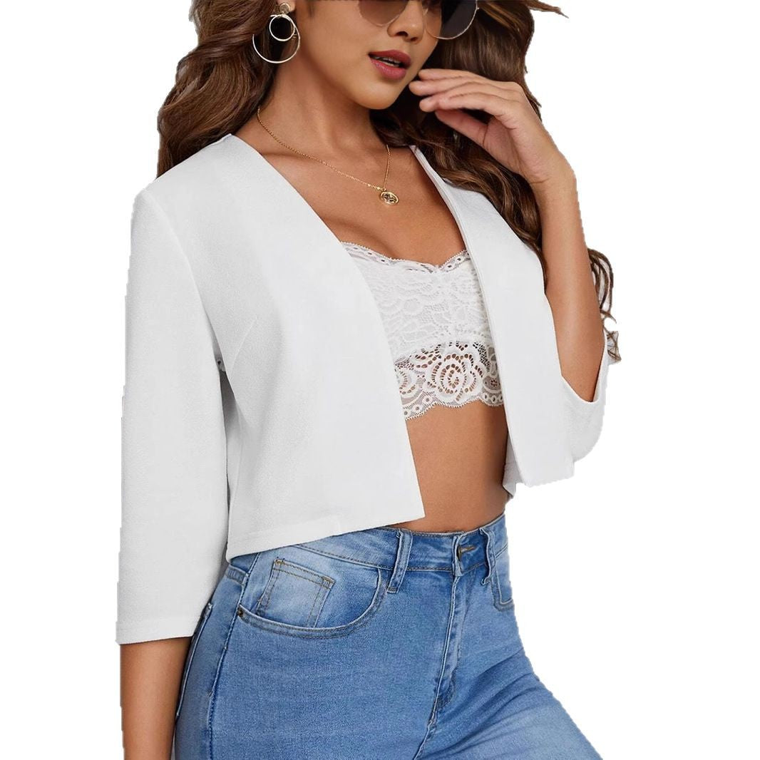 Women's cropped blazer with elegant silhouette and relaxed fit