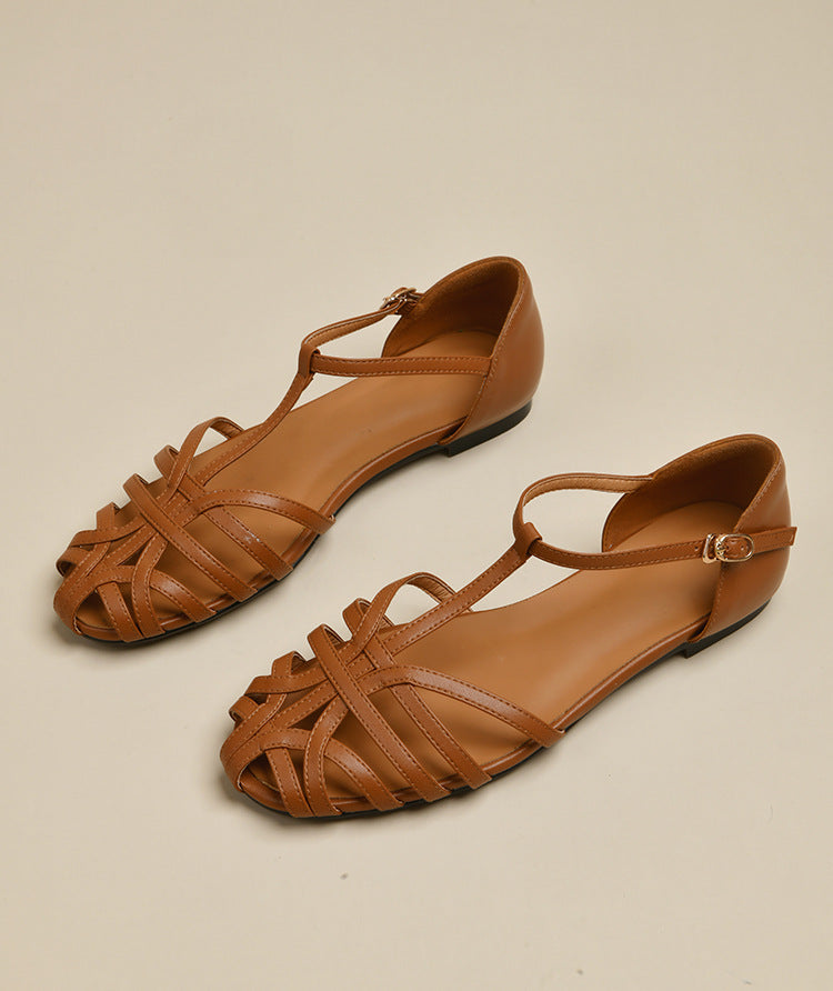 Women's elegant flat sandals with adjustable strap and fashionable cut