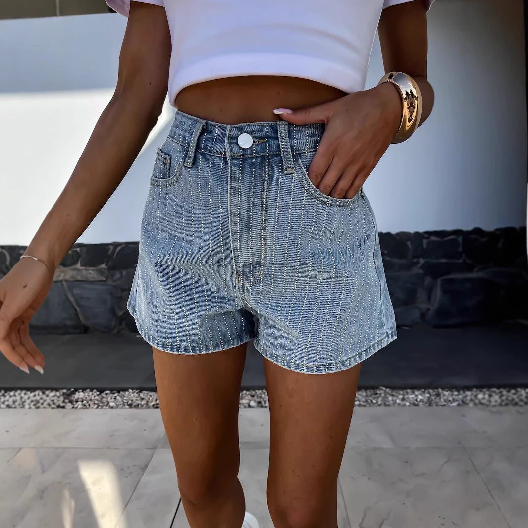 Ladies denim shorts with classic cut and fine pinstripes