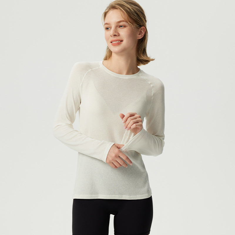 Women's performance shirt with long sleeves and breathable surface