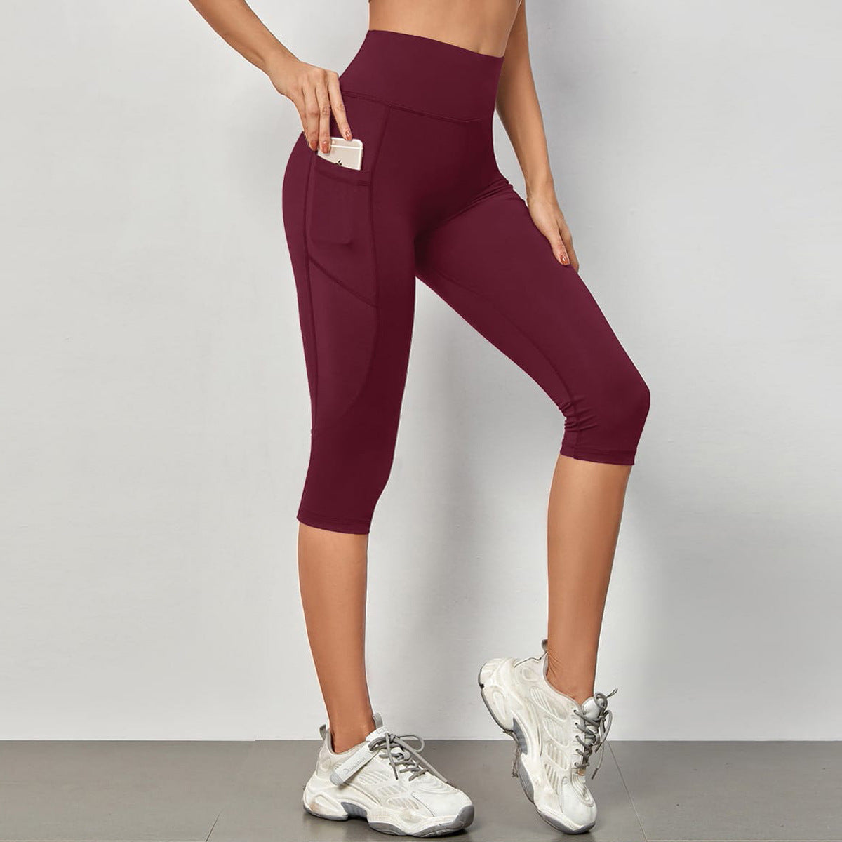 Women's sports leggings with high waistband and practical side pockets