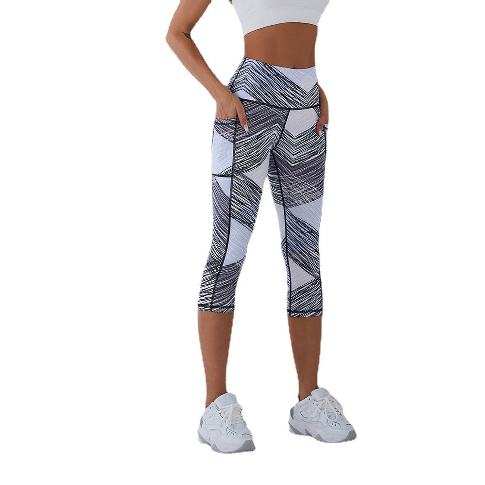 Women's sports leggings with side pockets and breathable structure