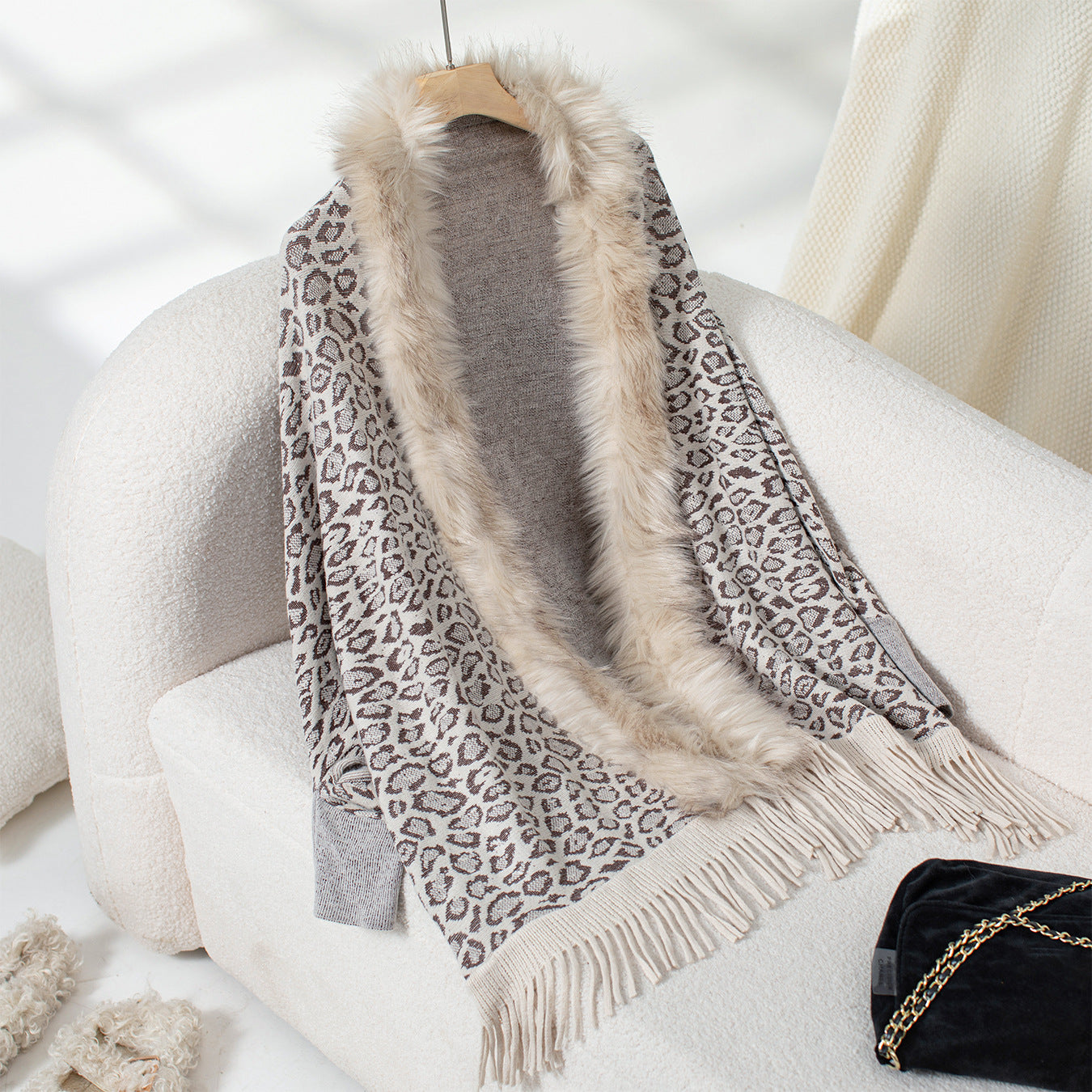Ladies elegant knitted poncho with luxurious faux fur collar and fringed hem