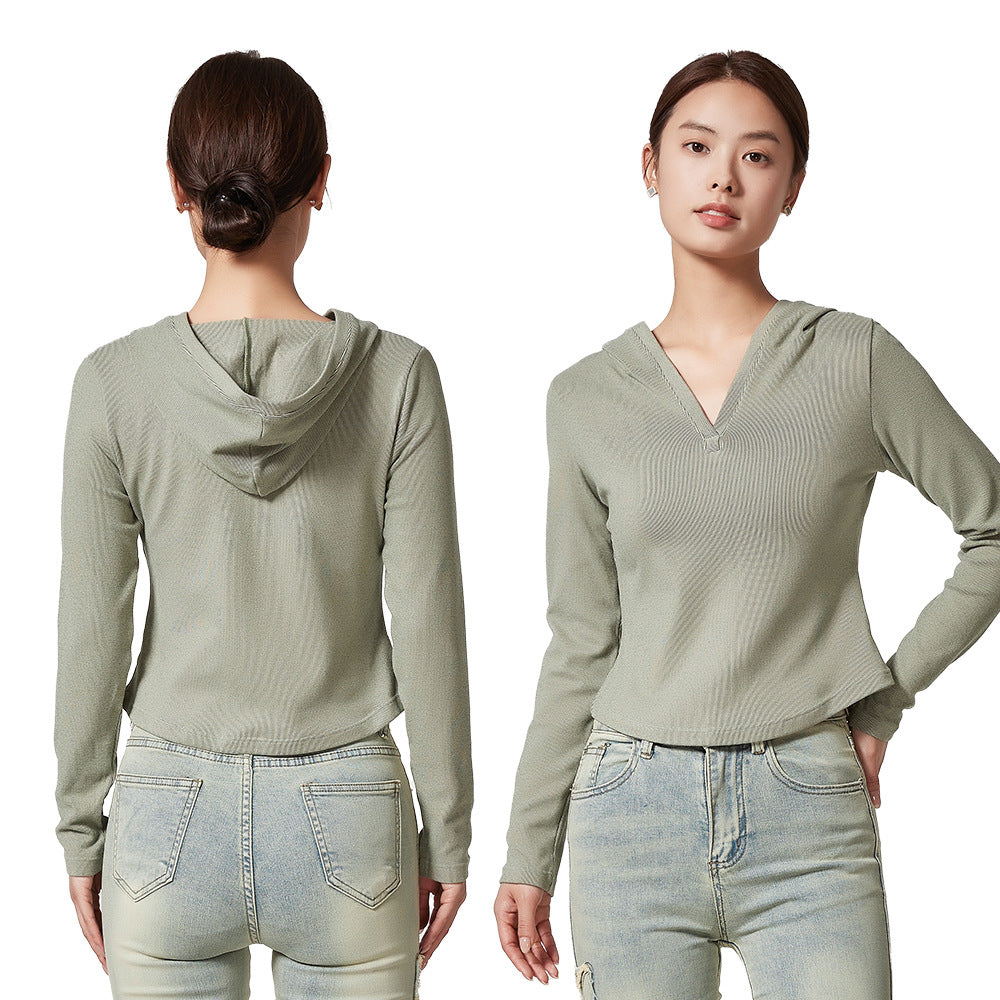 Women's hooded top with moisture-regulating technology and fashionable cut