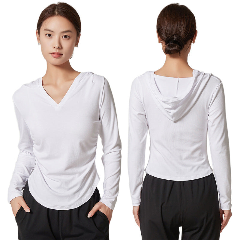 Women's athletic top with hood and breathable technology