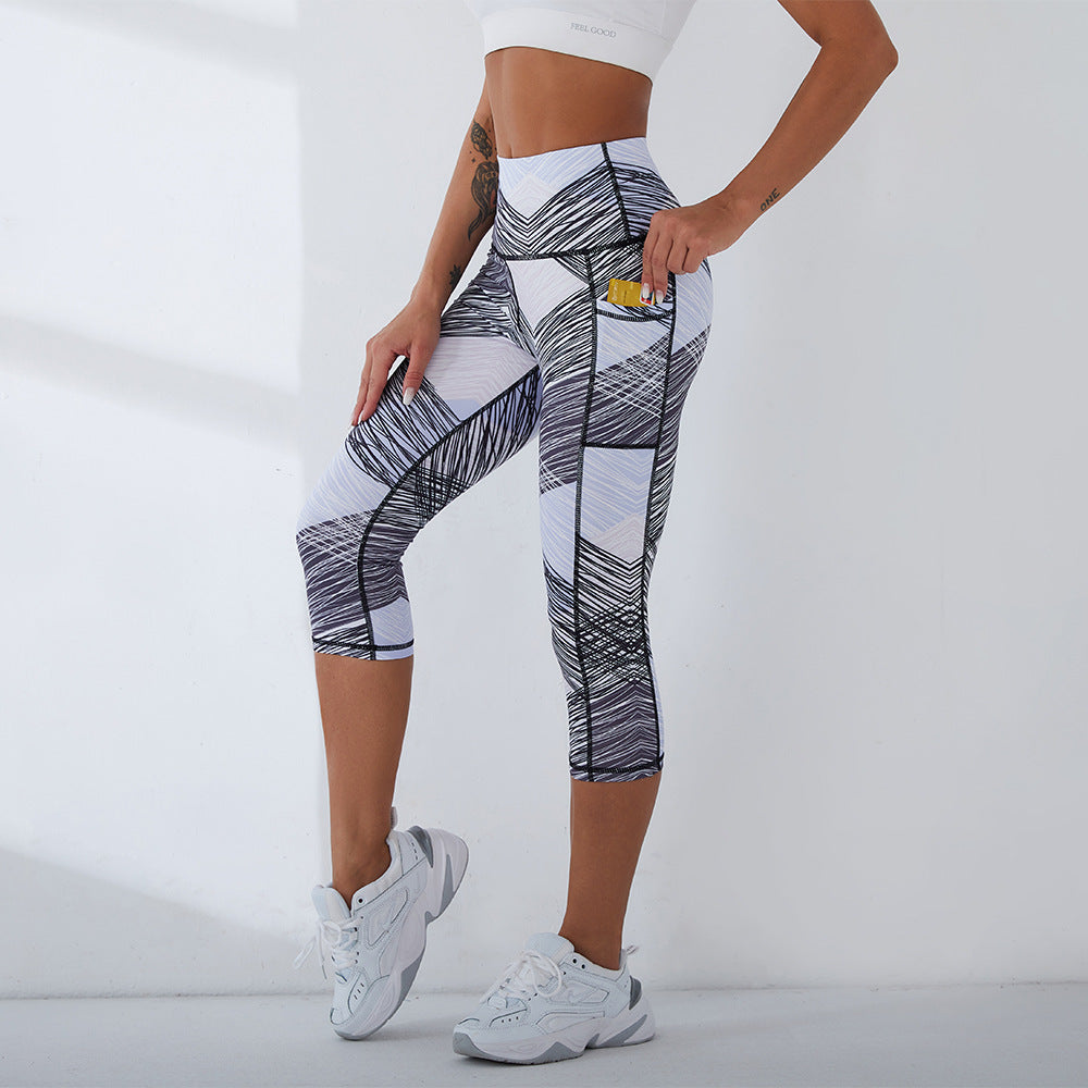 Women's sports leggings with side pockets and breathable structure
