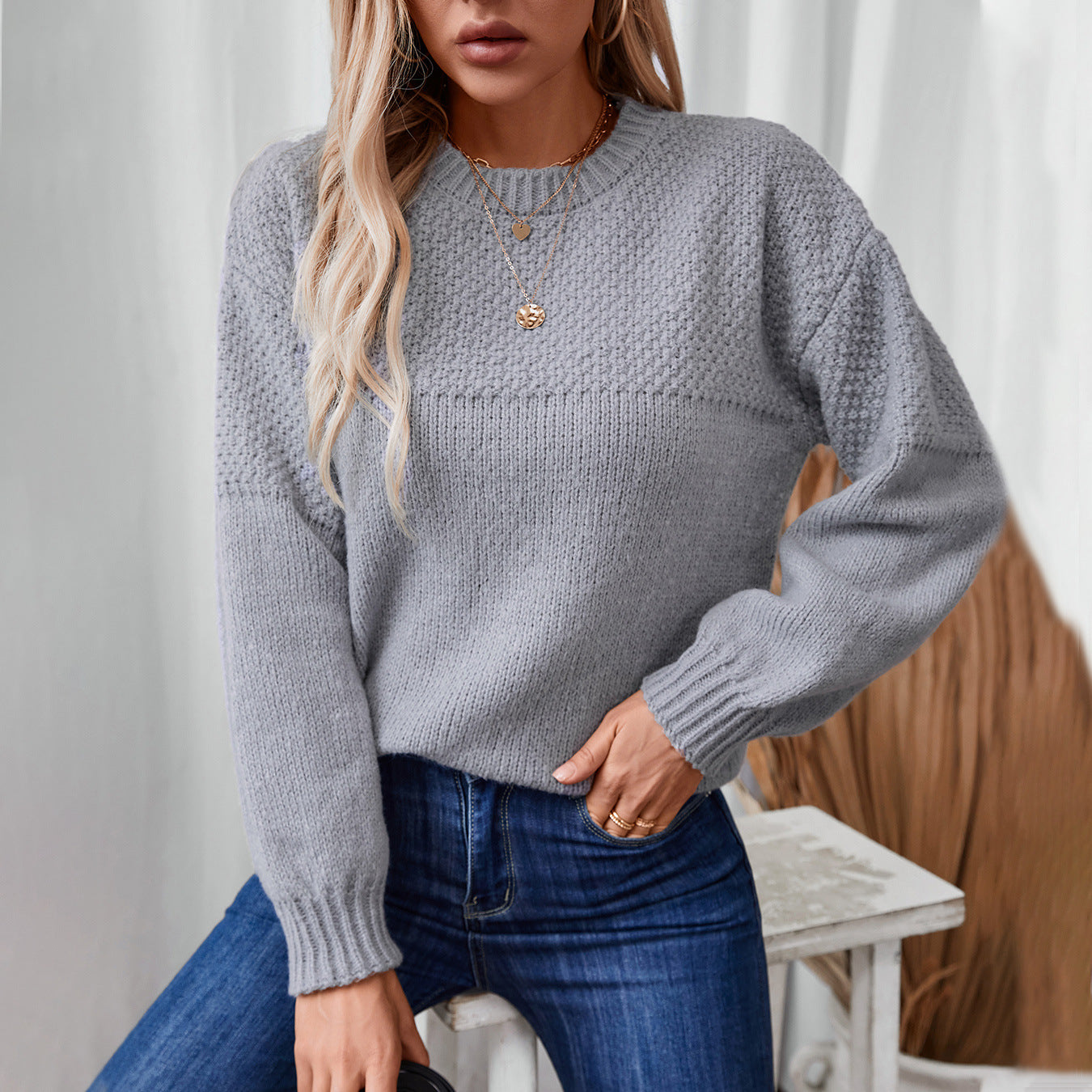 Ladies fashionable knitted pullover with textured design and casual fit