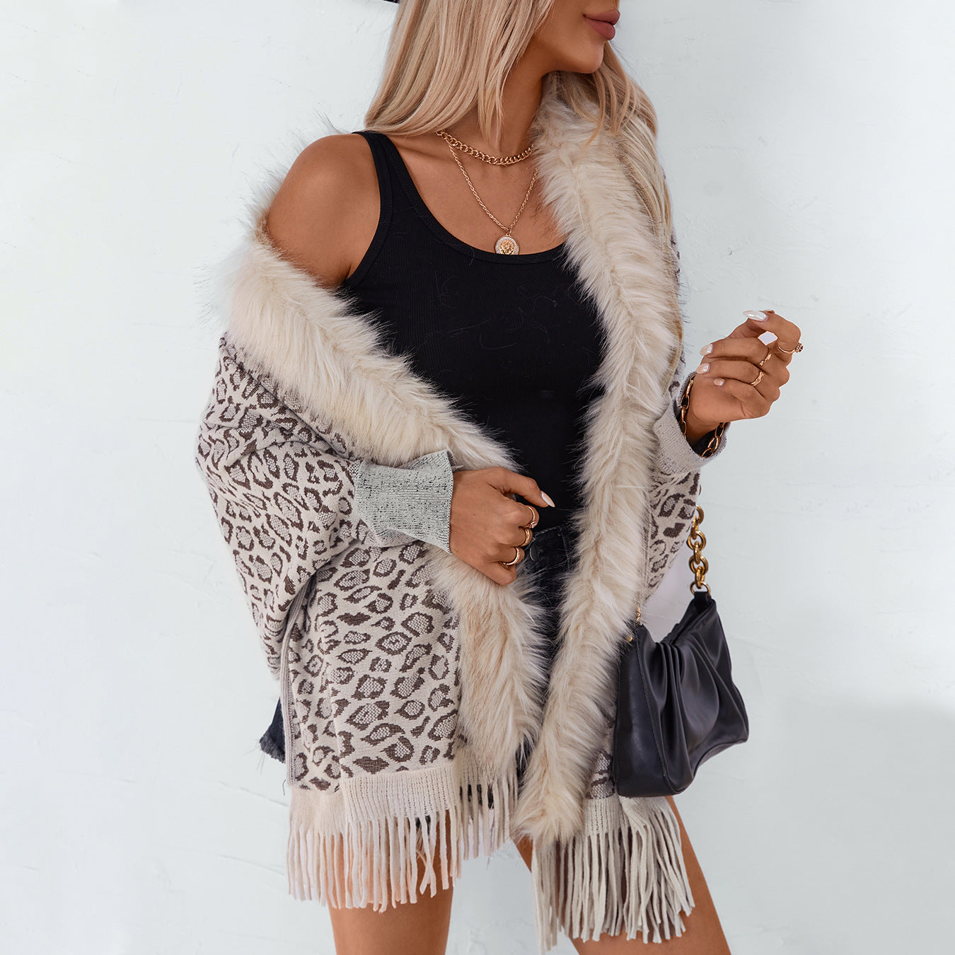 Ladies elegant knitted poncho with luxurious faux fur collar and fringed hem