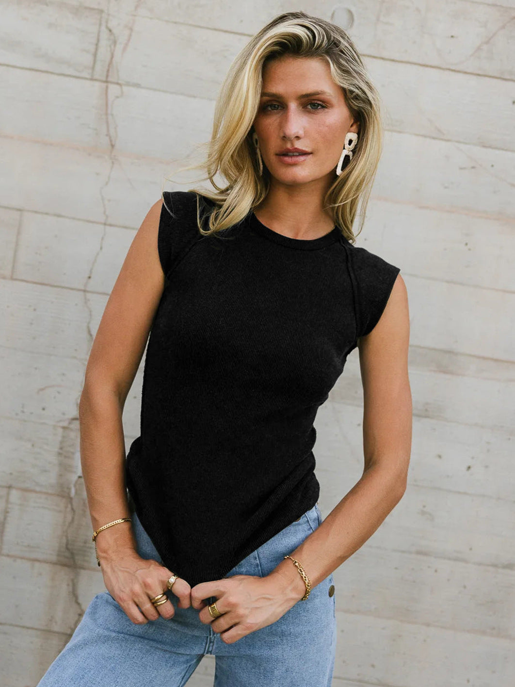 Women's sleeveless ribbed shirt with decorative seams