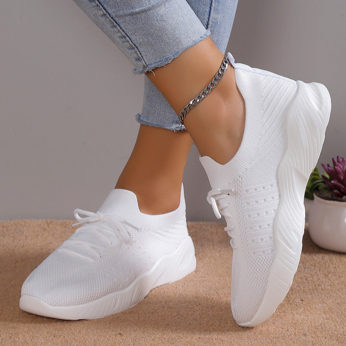 Ladies breathable slip-on sports shoes with flexible upper material