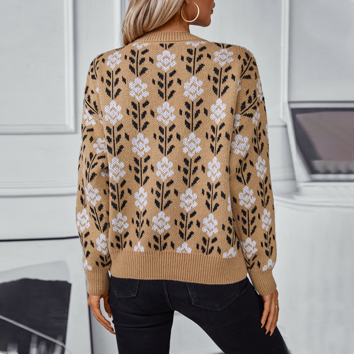 Women's casual pullover with floral pattern and round neck