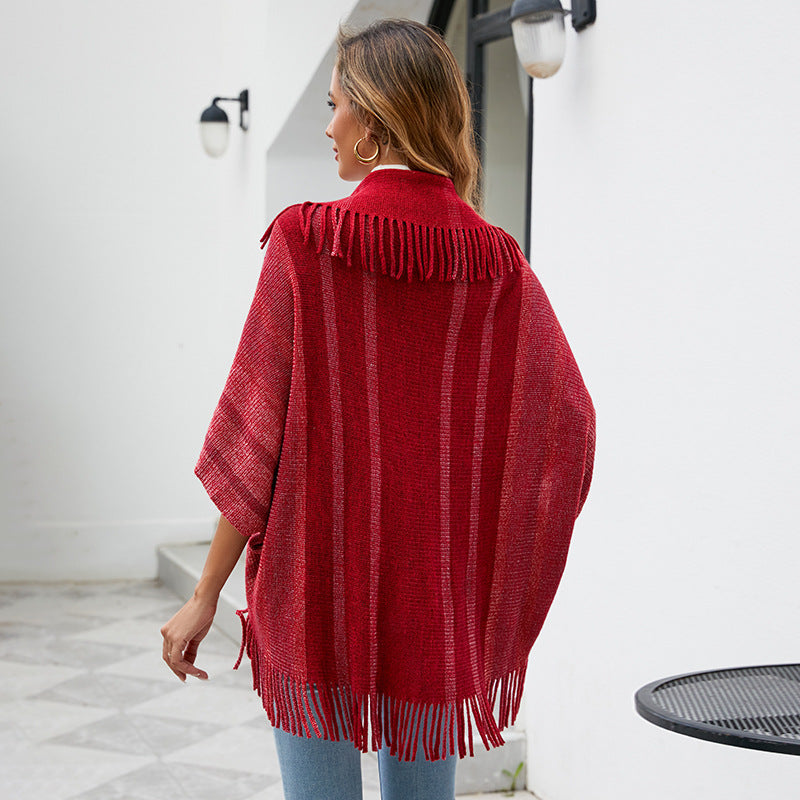 Women’s fashionable knitted poncho with casual fringe design and elegant structure