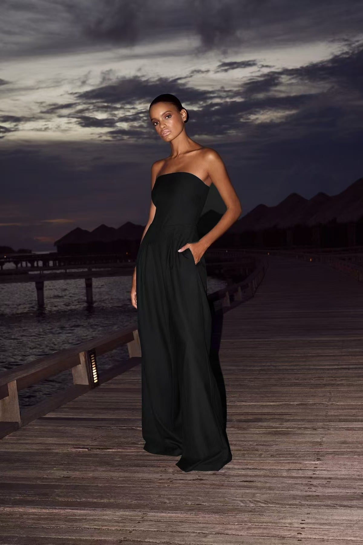 Women's strapless jumpsuit with wide leg and side pockets