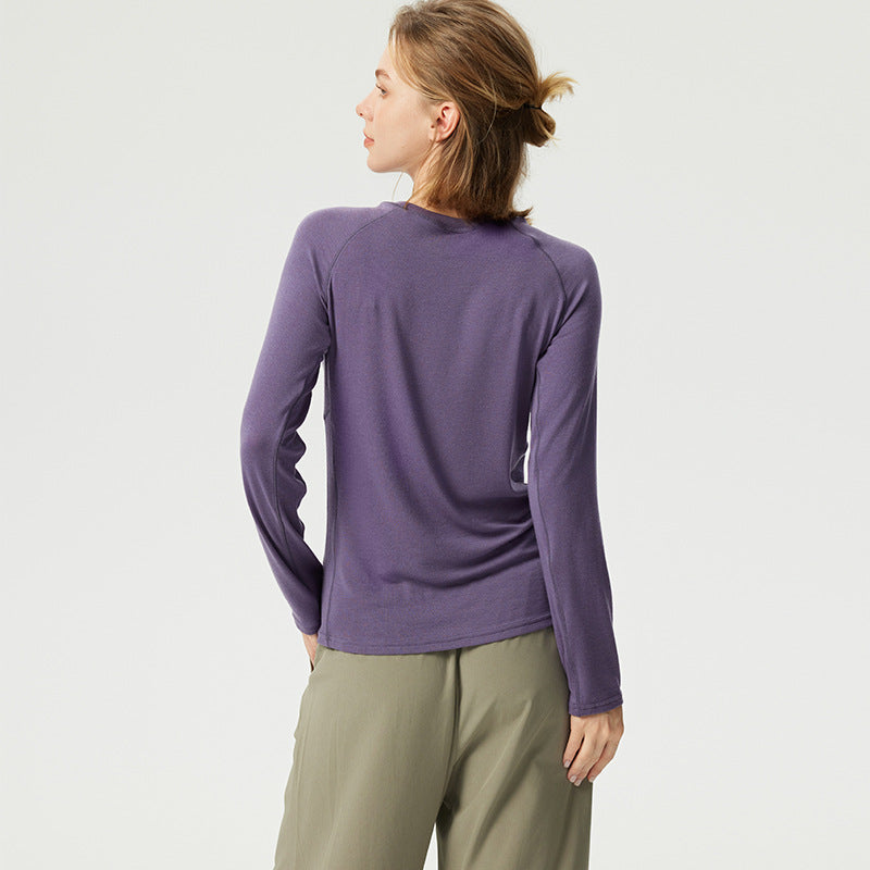 Women's performance shirt with long sleeves and breathable surface