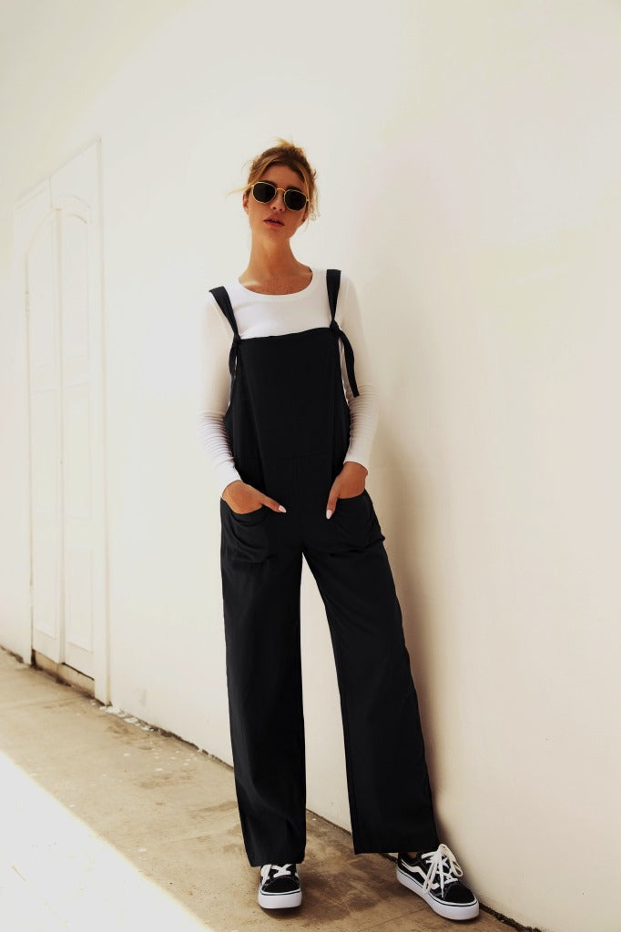 Women's jumpsuit with practical pockets and adjustable straps