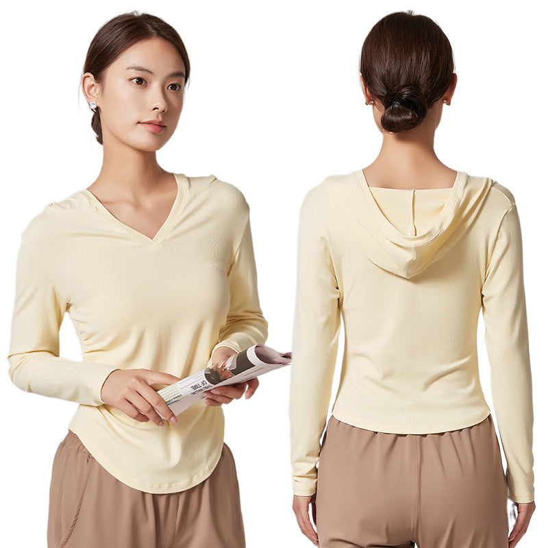 Women's athletic top with hood and breathable technology